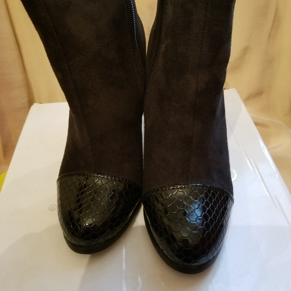 Elegant footwear booties